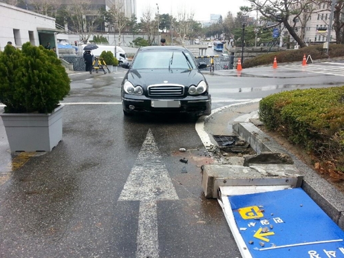 대검찰청 정문으로 돌진한 소나타