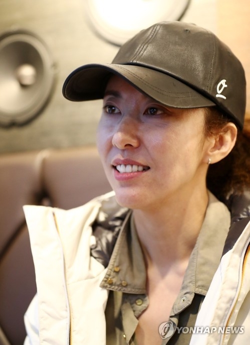 인터뷰하는 김완선
