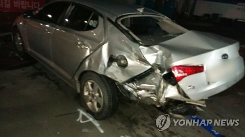 주유소로 돌진해 부서진 차량.