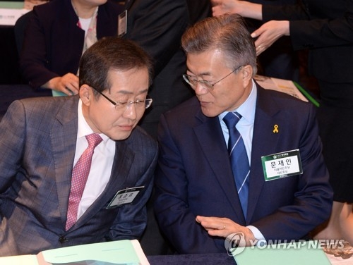 자유한국당 홍준표(왼쪽) 후보와 더불어민주당 문재인(오른쪽) 후보