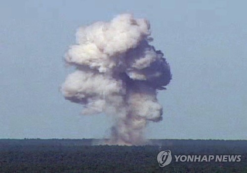 '폭탄의 어머니' GBU-43의 폭발실험 장면