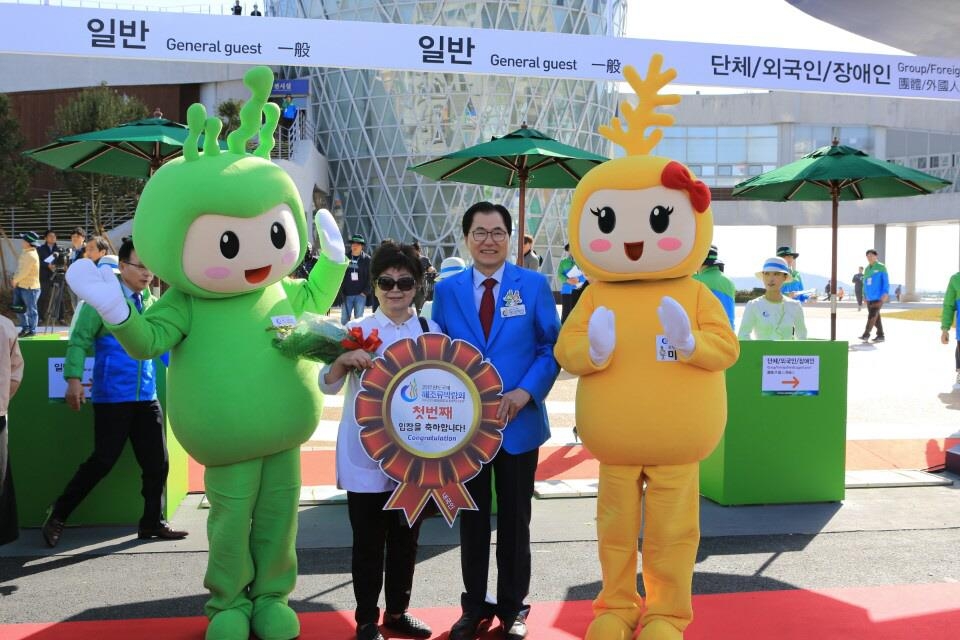 관람 1호 영예를 차지한 이인숙(좌)씨와 신우철 완도군수