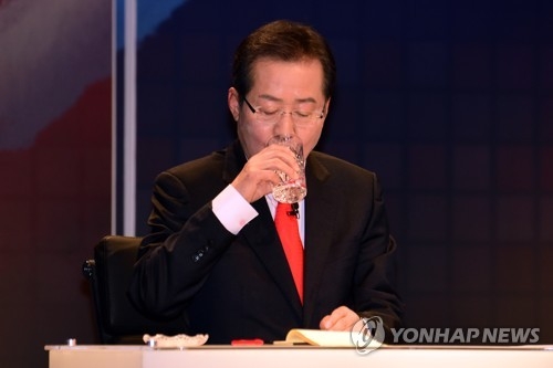 목 축이는 홍준표(서울 국회사진기자단=연합뉴스) SBS와 한국기자협회 공동으로 13일 서울 마포구 상암동 SBS 프리즘 타워에서 열린 '2017 국민의 선택, 대통령 후보 초청 토론회'에서 자유한국당 홍준표 후보가 물을 마시며 목을 축이고 있다. 2017.4.13scoop@yna.co.kr(끝)