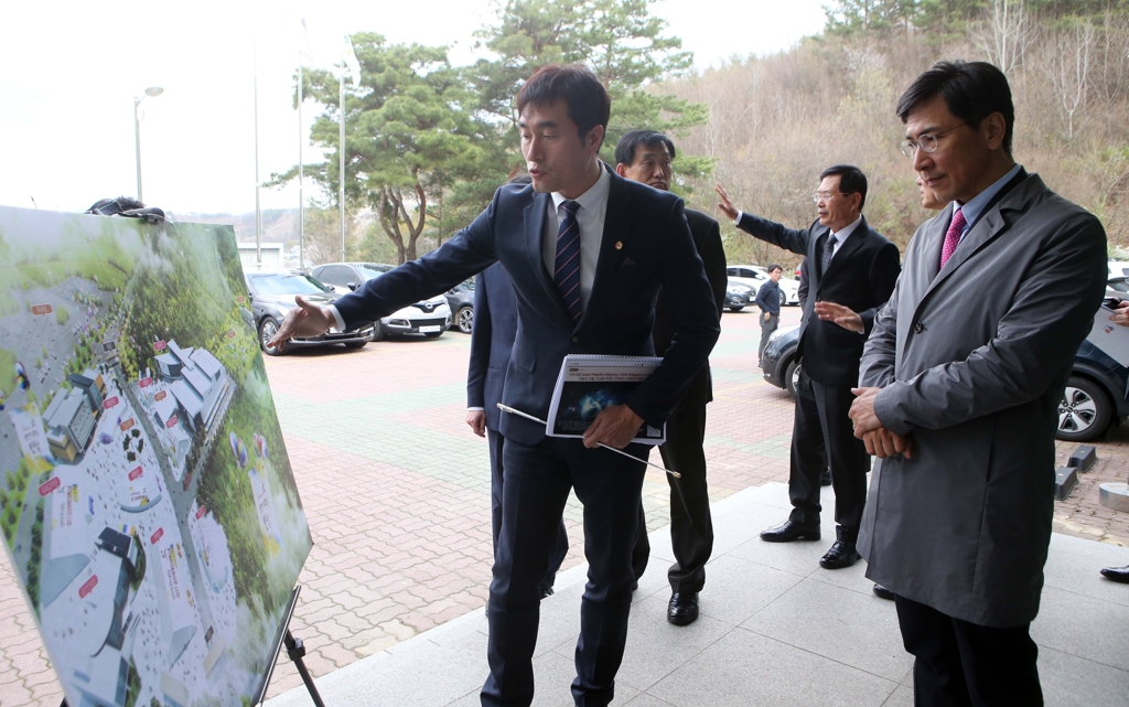 인삼엑스포 준비상황 보고받는 안희정 충남지사
