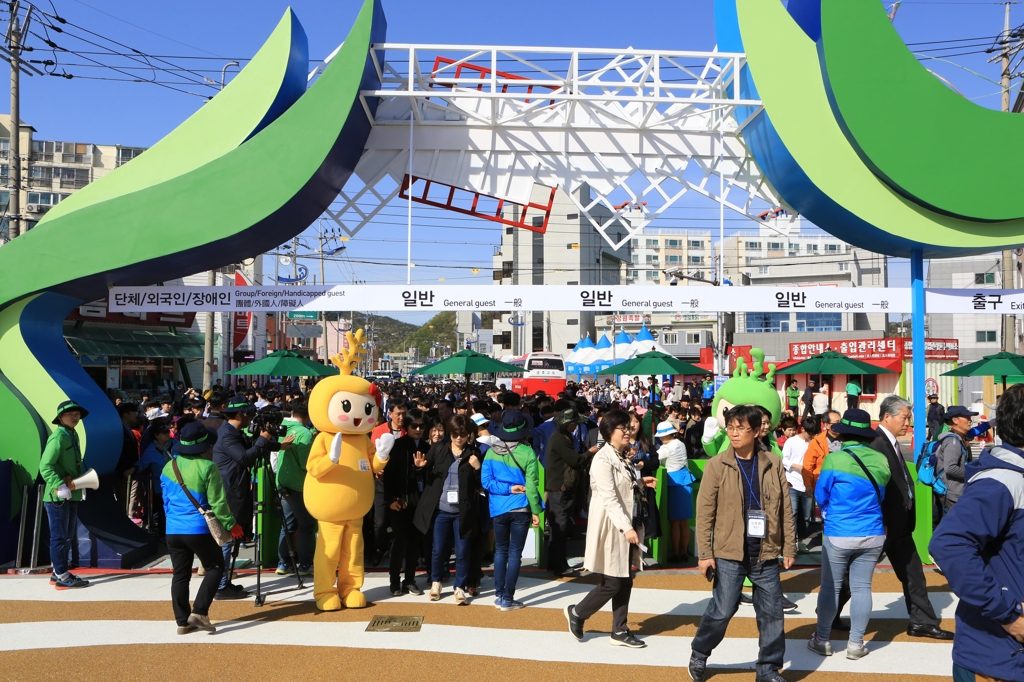 14일 개막한 완도국제해조류박람회장을 찾은 관람객들