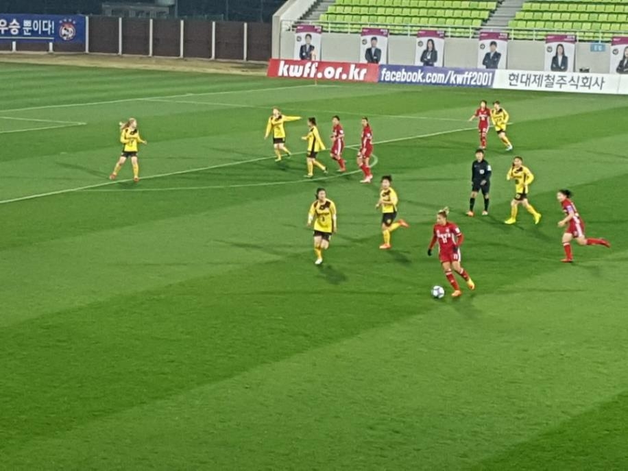 인천 현대제철과 구미스포츠토토 선수들이 14일 인천 남동경기장에서 열린 여자축구 WK리그 개막전을 치르고 있다.