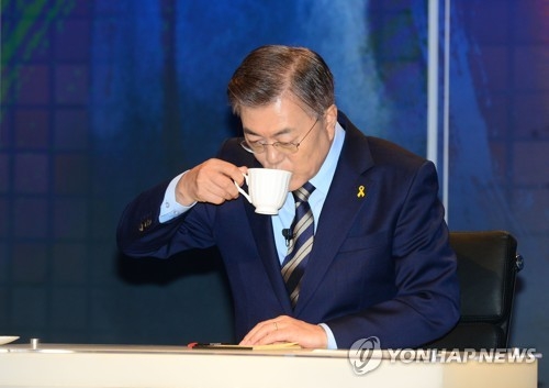 '스탠딩토론' 충돌…"두시간도 못서있나" vs "어색한 방식" - 1