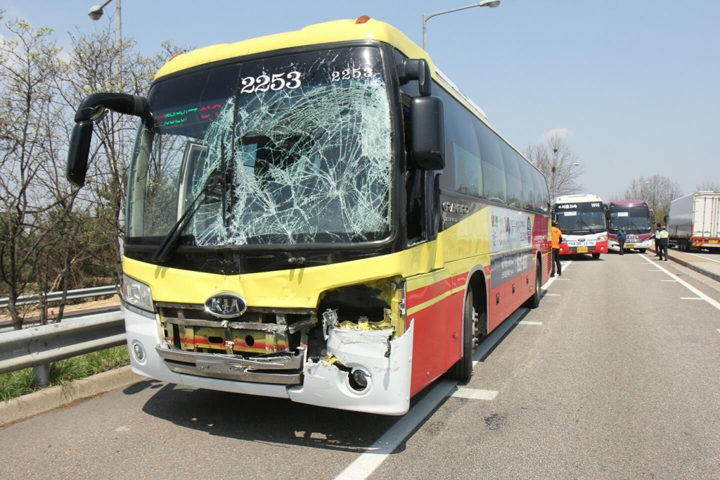 경부고속도 청주IC 출구서 차량3대 연쇄추돌…12명 부상 - 1