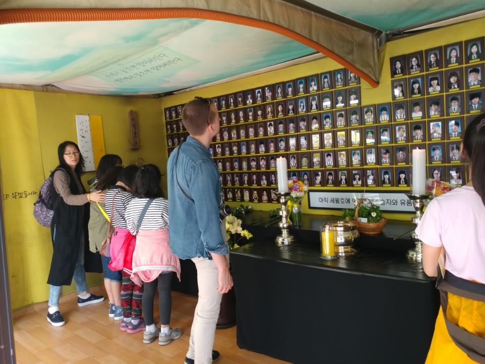 외국인도 '세월호 3주기' 분향