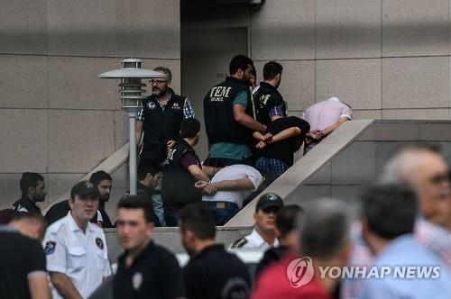 작년 7월 터키 쿠데타 가담 혐의로 연행되는 군인들
