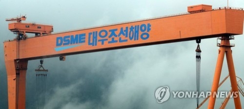 구사일생 대우조선해양(거제=연합뉴스) 김동민 기자 = 국민연금공단이 대우조선해양의 채무 재조정안을 전격 수용하기로 한 17일 경남 거제시 아주동 대우조선해양 옥포조선소 대형 크레인 뒤로 안개가 껴 있다. 2017.4.17image@yna.co.kr