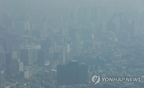 (서울=연합뉴스) 한종찬 기자 = 포근한 기온에 미세먼지 '보통' 수준을 보인 15일 오전 서울N타워에서 바라본 서울 도심이 뿌옇다. 2017.4.15saba@yna.co.kr