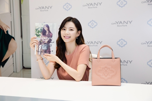 배용준 아내 박수진, 출산 5개월만에 행사 나들이 - 2