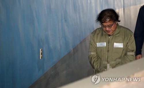 법정 향하는 안종범(서울=연합뉴스) 박동주 기자 = 안종범 전 청와대 정책조정수석이 10일 오전 서초구 서울중앙지법에서 열리는 공판에 출석하기 위해 호송차에 내려 법정으로 향하고 있다. 2017.4.10pdj6635@yna.co.kr(끝)