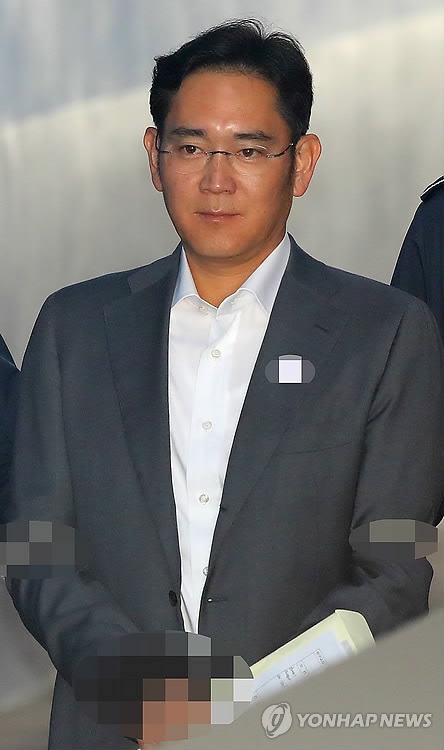 공판 출석하는 이재용(서울=연합뉴스) 손형주 기자 = '박근혜 전 대통령과 '비선 실세' 최순실 씨에게 뇌물을 제공한 혐의로 구속된 이재용 삼성전자 부회장이 14일 오전 서울 서초구 서울중앙지법에서 열린 공판에 출석하기 위해 호송차에서 내려 법정으로 향하고 있다. 2017.4.14 handbrother@yna.co.kr(끝)