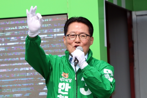 전남 화순서 안철수 후보 지지 호소하는 국민의당 박지원 대표.