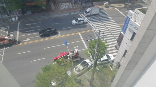 까마귀 전선 앉다가 합선…경찰서 45분간 정전 - 1