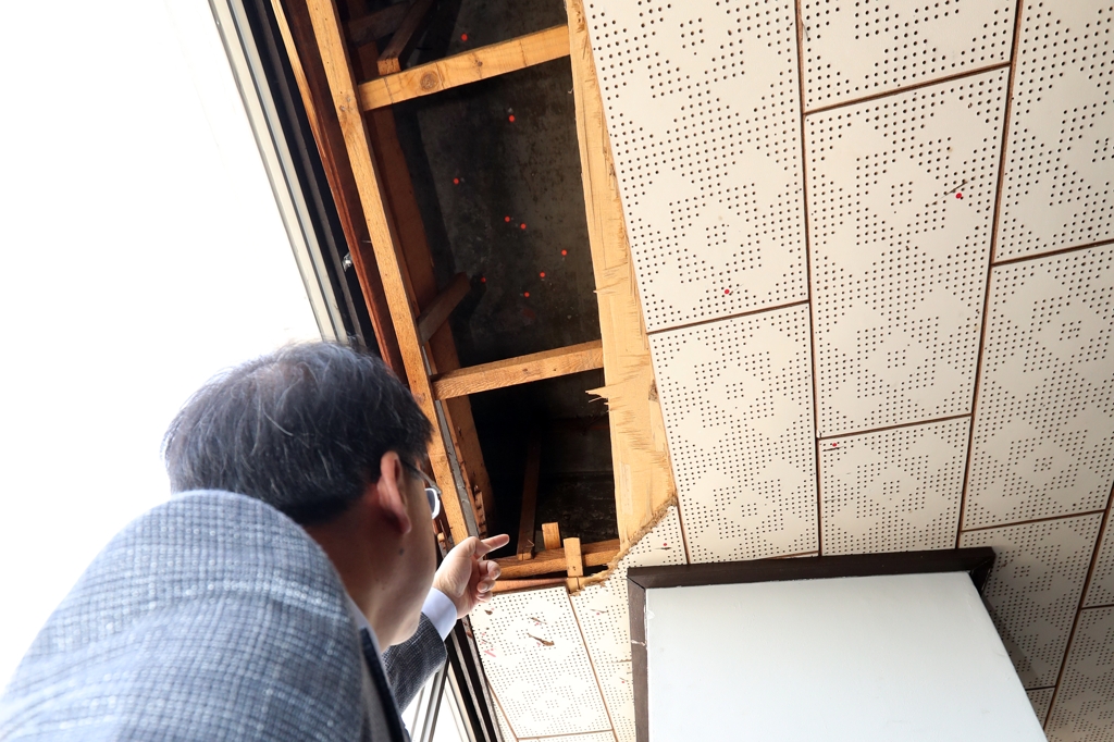 전일빌딩 10층에서 추가 발견 탄흔을 가리키는 김동환 국과수 총기안전실장.
