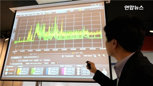 최적의 파라미터 값과 기술을 설명 중인 최준구 무선단말기술지원팀 팀장