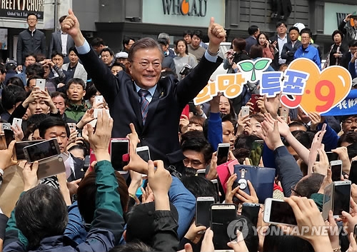 文 "연정이든 협치든 꼬리밖에 더 하겠느냐"…안철수 직격(종합) - 1