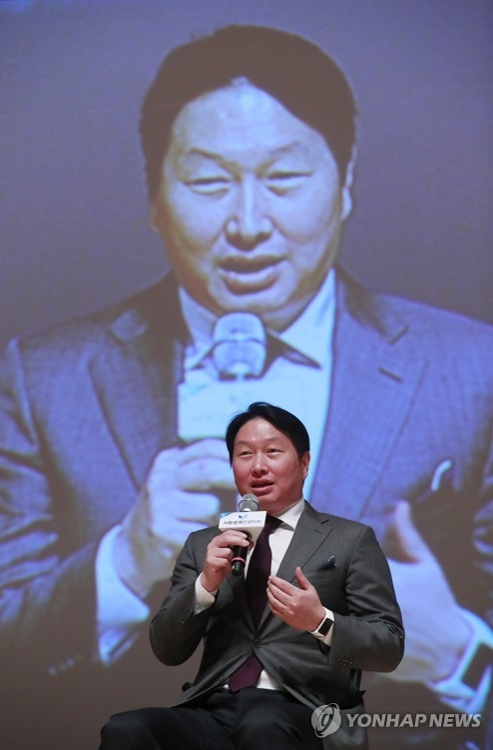 최태원 회장 '출금해제'…이르면 내주부터 글로벌행보(서울=연합뉴스) 한종찬 기자 = 최태원 SK그룹 회장이 20일 서울 서대문구 연세대 백주년기념관에서 열린 '제2회 사회성과인센티브 어워드'에서 발언하고 있다.