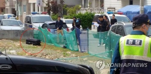 버려진 여행용 가방에서 여성 시신 발견