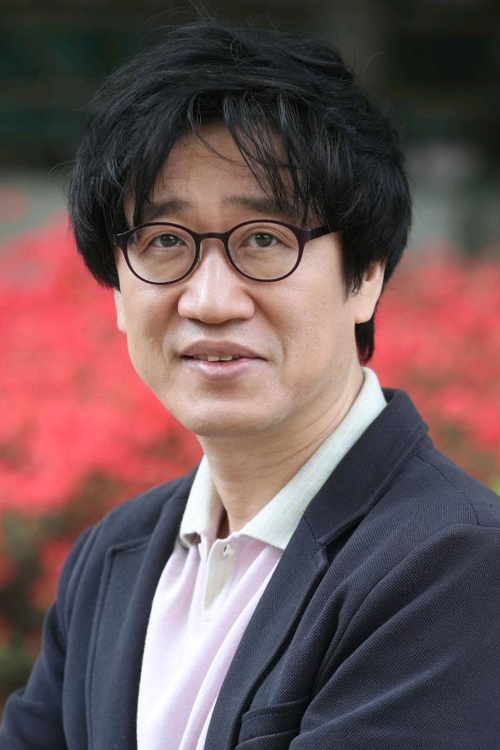 (서울=연합뉴스) 강민지 기자 = 싱어송라이터 김광진이 서울 용산구 이촌동의 한 카페에서 연합뉴스와의 인터뷰에 앞서 포즈를 취하고 있다. 2017.4.26.mjkang@yna.co.kr