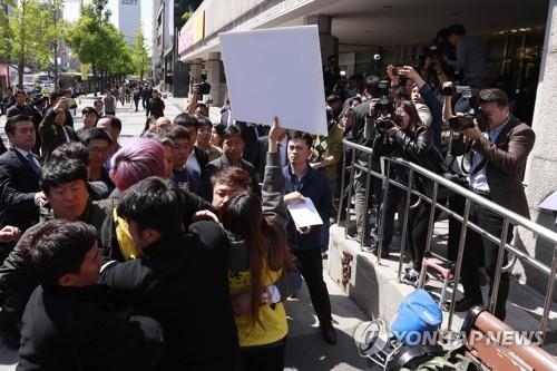 '호모포비아 대통령을 원하지 않습니다'