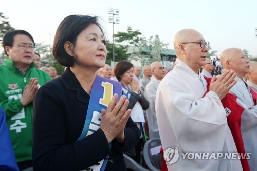 합장하는 문재인 후보 부인 김정숙 여사