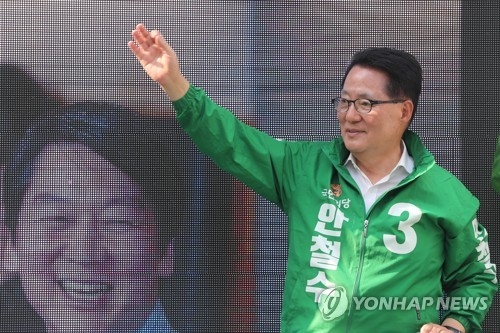 (구리=연합뉴스) 임병식 기자 = 국민의당 박지원 대표가 30일 오후 경기도 구리시 전통시장 입구에서 열린 유세현장에서 국민의당 안철수 대선후보에 대한 지지를 호소하고 있다. 2017.4.30