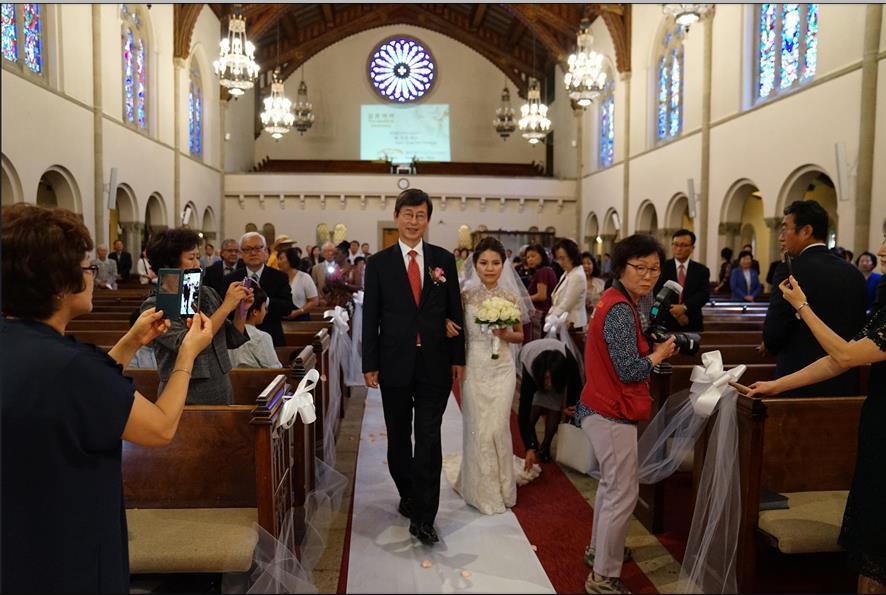 결혼식서 미얀마 여직원 데리고 입장하는 이기철 LA총영사
