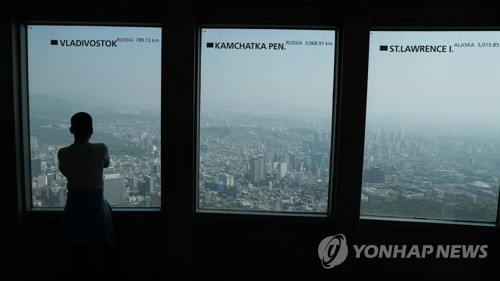 황금연휴의 불청객 미세먼지(서울=연합뉴스) 김주형 기자 = 근로자의 날인 1일 오전 서울 남산에서 바라본 도심 주변이 미세먼지와 안개로 인해 뿌옇게 보이고 있다. 2017.5.1kjhpress@yna.co.kr(끝)