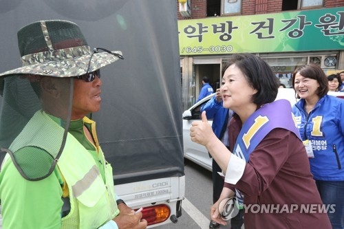 문재인 부인 "투표는 뚜껑 열 때까지 알 수 없어" - 1