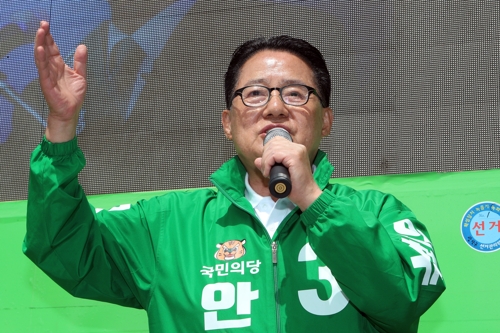 6일 광주송정역시장서 유세하는 박지원.