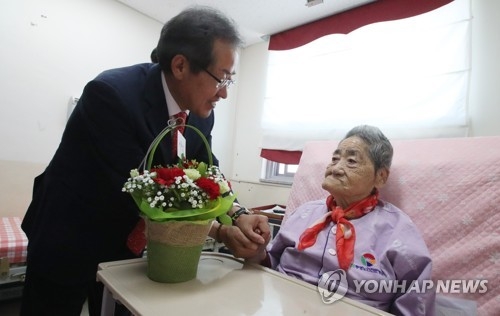 (통영=연합뉴스) 김현태 기자 = 자유한국당 홍준표 대선 후보가 어버이날을 앞둔 7일 경남 통영의 한 병원에 입원 중인 일본군 위안부 피해자 김복득(100세) 할머니를 방문해 카네이션꽃을 전달하고 있다. 홍 후보는 "할머니 어버이날 앞두고 찾아뵈었습니다. 건강하십시오"라고 말했다. 2017.5.7 mtkht@yna.co.kr