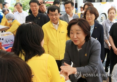 (강릉=연합뉴스) 이해용 기자 = 정의당 심상정 대선후보가 7일 오후 산불 피해 주민들이 머무는 강원 강릉시 성산면 성산초등학교를 찾아 자원봉사자들을 격려하고 있다. 2017.5.7