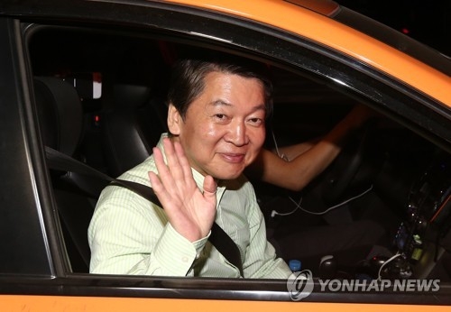 '뚜벅이' 安 녹색행진 이끌어…신촌·홍대 일대 콘서트장 방불(종합) - 1