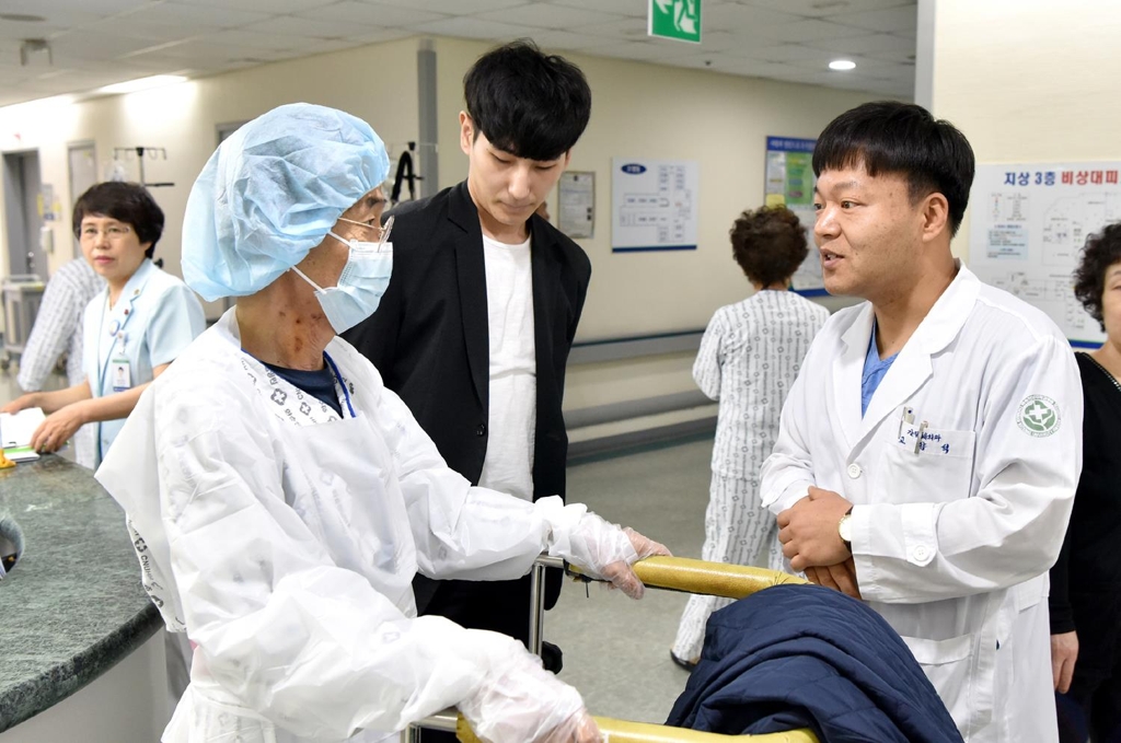 간암 아버지(왼쪽)에게 간 기증한 아들(가운데)