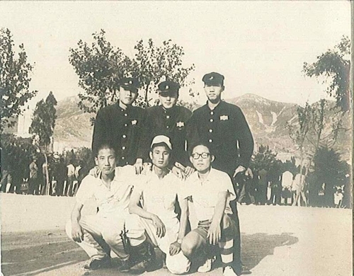 경남고 재학시절 친구들과 함께 한 문재인 당선인(윗줄 가운데)