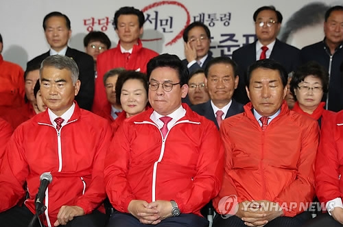 한국당, 출구조사 결과에 "아!" 탄식만…침울한 분위기 - 1