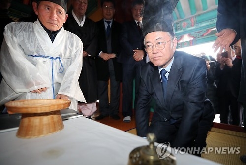 장연서원을 찾는 문재인 당선인이 조상에 대한 예를 갖추고 있다[연합뉴스 자료사진