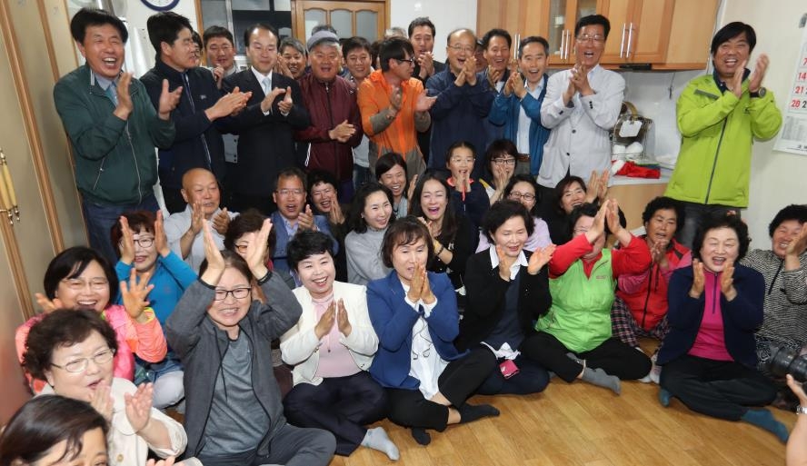 기뻐하는 문 당선인 양산 자택 이웃들