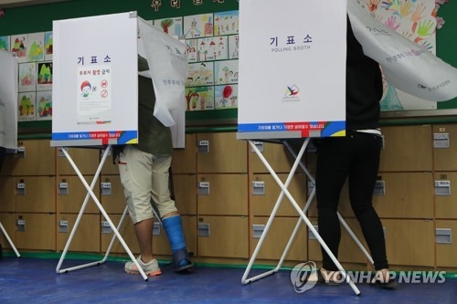 경기도 한 투표소 투표 모습