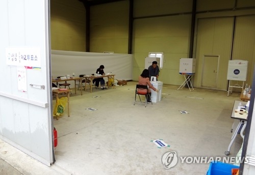 경남 사천의 한 투표소