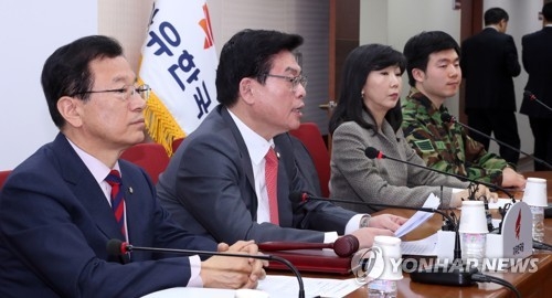 한국당, '복당·징계해제' 재논의…비대위 간담회 - 1