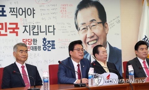 한국당, 바른정당 탈당파 복당·친박 징계해제 최종승인 - 1