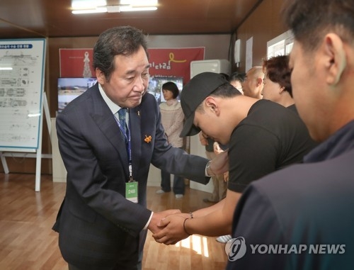 미수습자 가족 위로하는 이낙연 총리 후보자