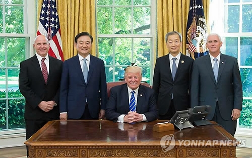 도널드 트럼프 미국 대통령 만난 홍석현 대미특사(좌측서 두번째)