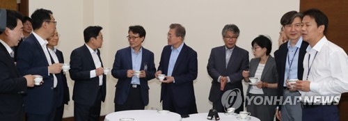 文대통령 "일자리 추경 6월국회 처리 최선"…첫 수석보좌관회의 - 2