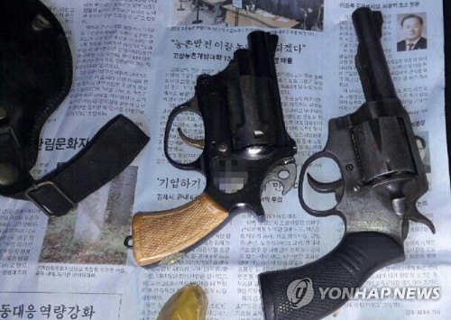 군산 주택에서 발견된 총기류.